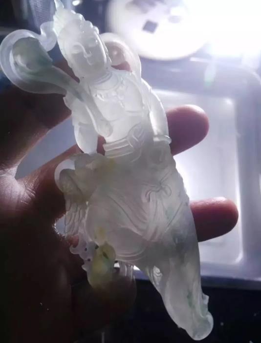 翡翠|极品大马砍翡翠原石，土豪直接做摆件，成品太耀眼了！