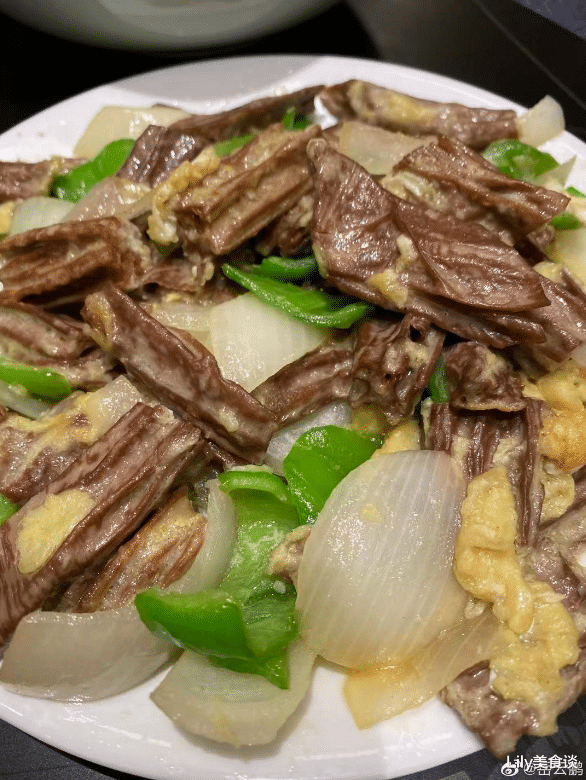 岳云鹏|岳云鹏晒新年午餐，吸引7万多网友点赞，网友：可真素太接地气了