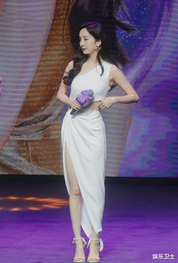 杨幂|杨幂直播活动大秀身材，弯腰时衣服差点崩开，透露今年演唱会情况引期待