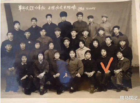 贾玲|妈妈曾和李焕英是同事,网友找出贾玲妈妈18岁时照片,令人感慨