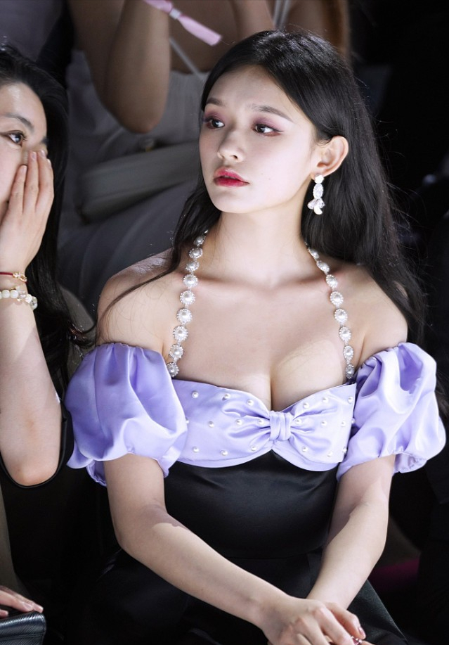 Lady变美日记 被林允的美貌惊艳到了，身穿紫色挂脖珍珠裙，肉肉身材好可爱