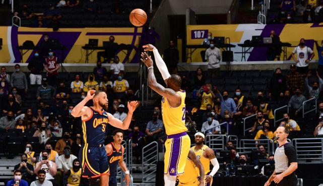 湖人队|沃格尔谈詹姆斯超远三分球:当时以为他要打铁了,感谢他拯救湖人