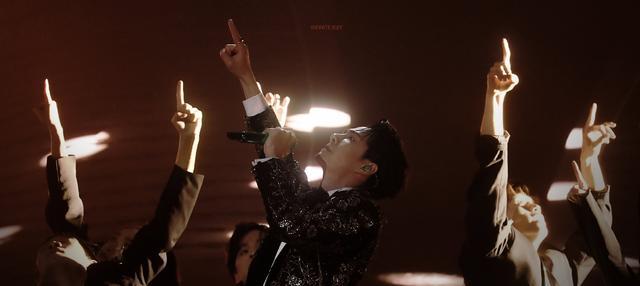 王一博|王一博所在即热度,凭一首歌的舞台表现,吊打其他整台晚会