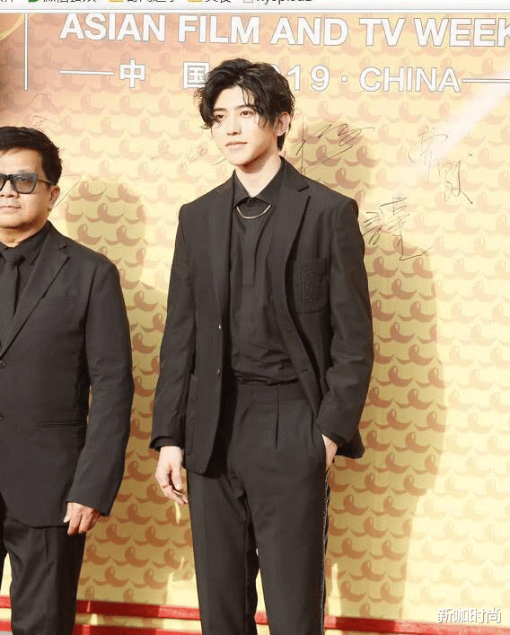 佟大为|佟大为上演“西装杀”，霸总气质藏不住，在白百何衬托下更潇洒