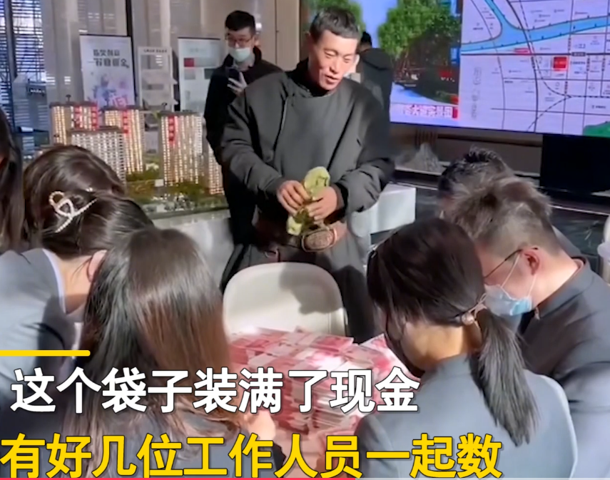 购房置业|豪横！赤峰一男子骑马拿157万去买房，4个人加验钞机点了20多分钟