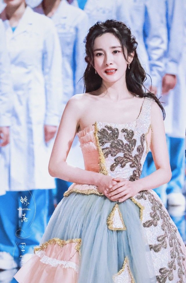 杨幂|黑发红唇红裙，杨幂雪中漫步重回林萧，当年红裙全球仅一件