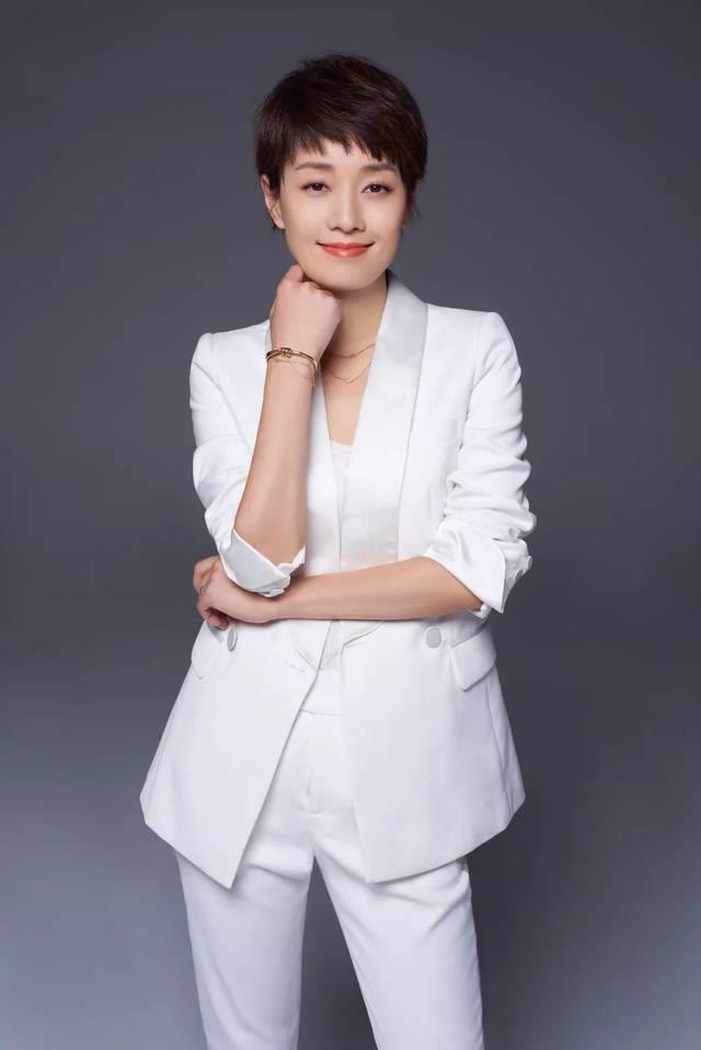 发型 发型得根据脸型来决定，马伊琍剪掉黑长直，显年轻还更显气质