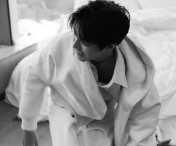 王俊凯|王俊凯深夜通报“喜讯”，大方公开新身份，让小螃蟹瞬间坐不住了