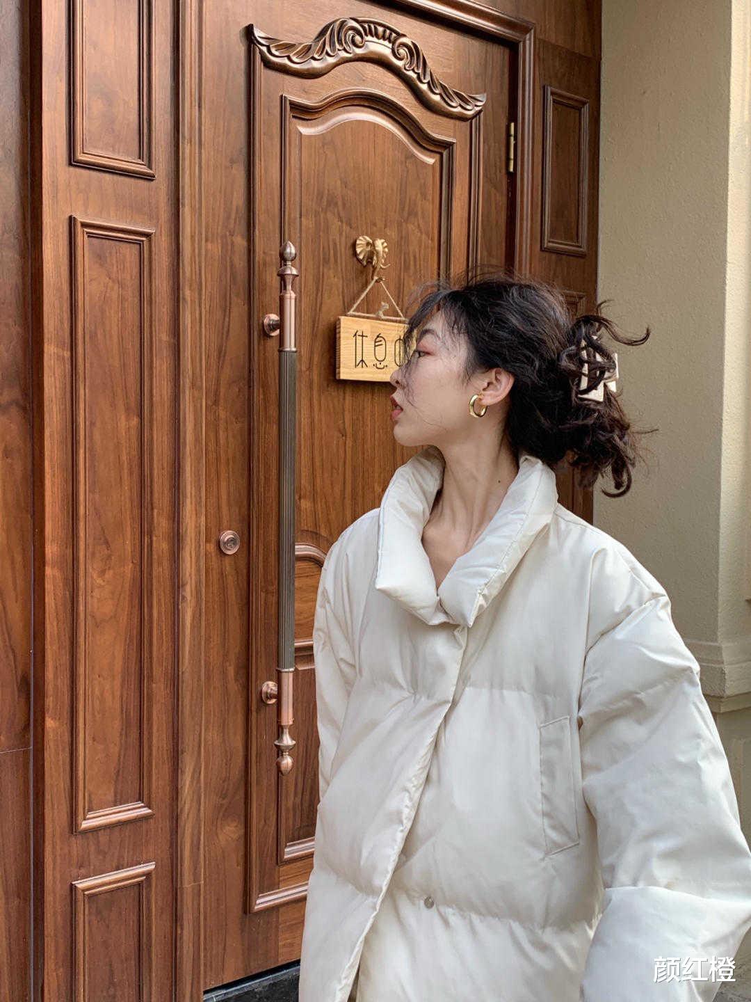 颜红橙 这些才是羽绒服的高级穿法，白色羽绒服配半裙甜美温柔，简约时髦