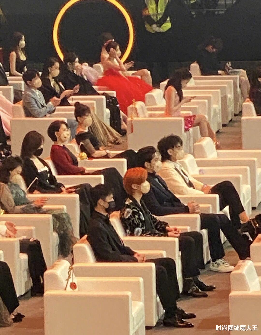 马洪涛|微博之夜男明星坐姿，肖战全程腰板挺直，鹿晗驼背头前倾看着猥琐