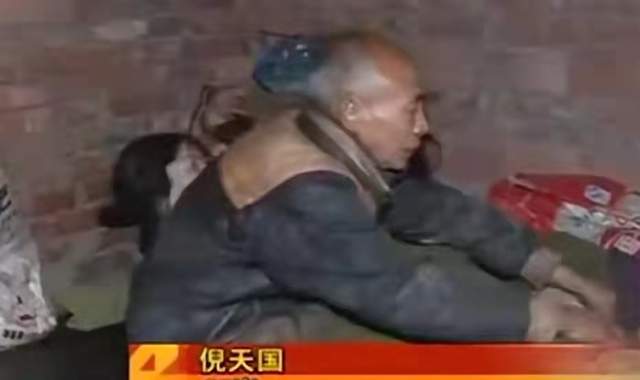 女大学生被拐卖17年,受尽侮辱和折磨,父亲找到她后还给老汉钱