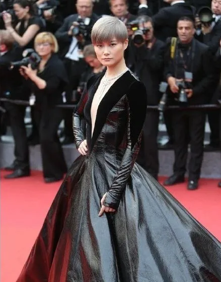 戛纳|国内女星走欧洲三大红毯，铆足劲好精彩，有人土到国外，有人争光