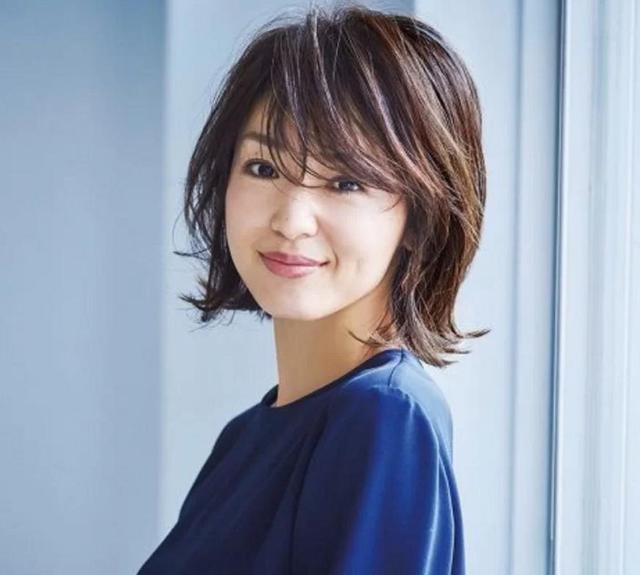 烫发|五六十岁的女人烫发，适当染一下更时髦，这三个发色推荐给你