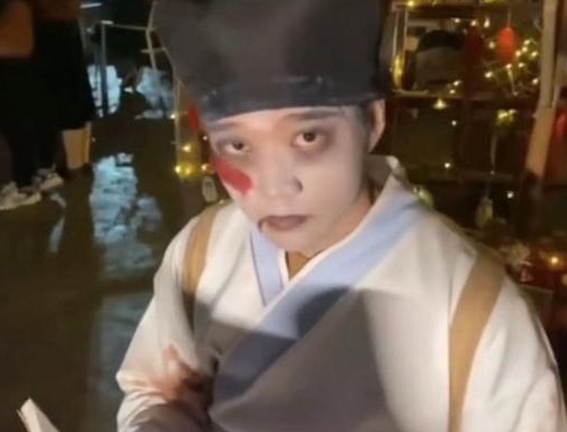 安妈育儿日|考研人能有多卷?万圣节兼职NPC扮“宁采臣”,主要工作就是看书