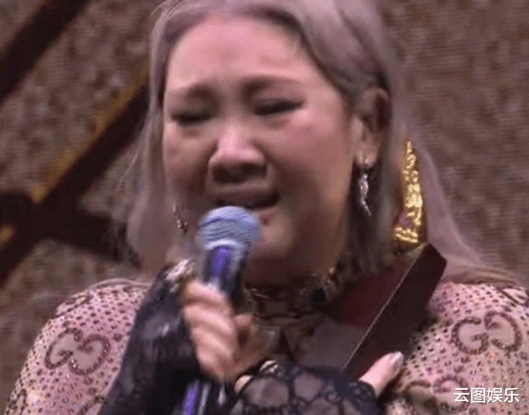 郑欣宜|郑欣宜入行13年首夺歌后殊荣！情绪激动当场大哭，男友人上前拥抱
