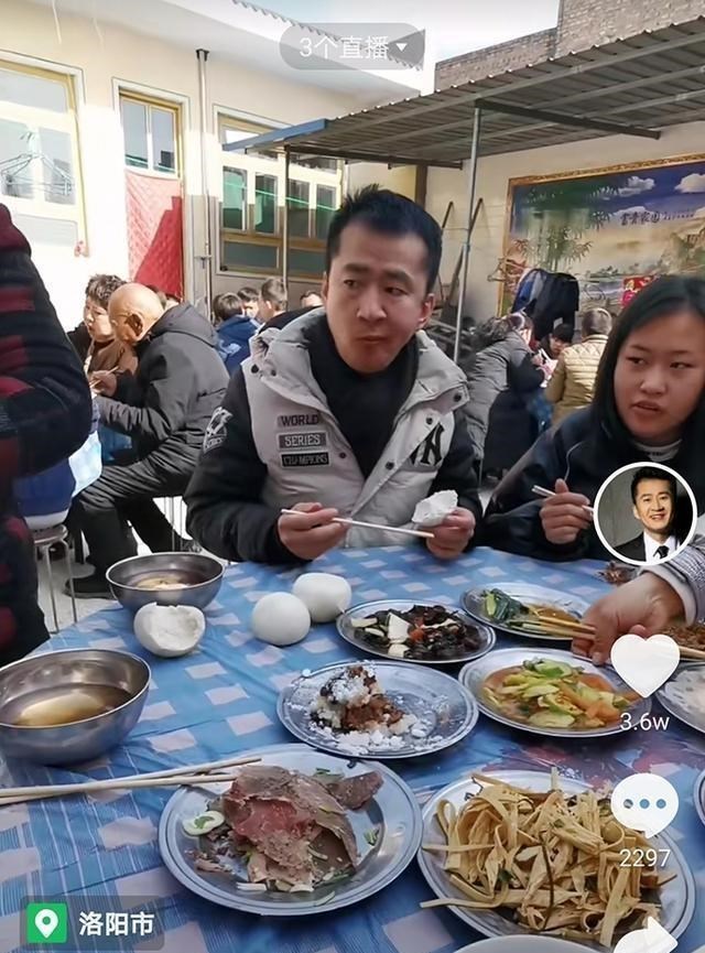 李嘉明|戏骨李嘉明吃酒席遭批素质低！菜一上桌就打包，争议行为不止一次