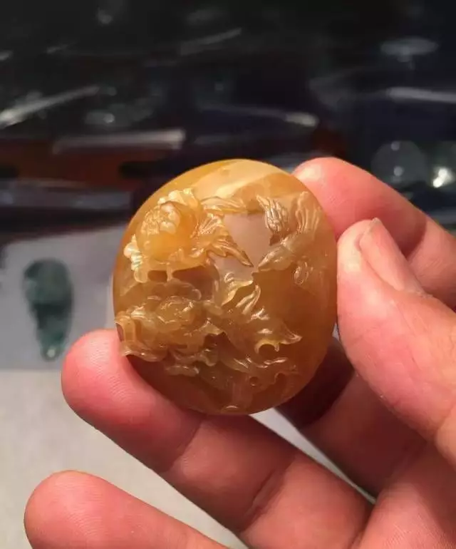 雕刻|在家存放了7年的翡翠原石,经过雕刻后的成品,竟成了抢手货!