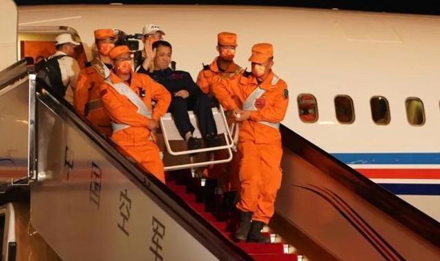 血月 航天员返回地球后，为什么都站不起来，要坐在轮椅上？牺牲太大了