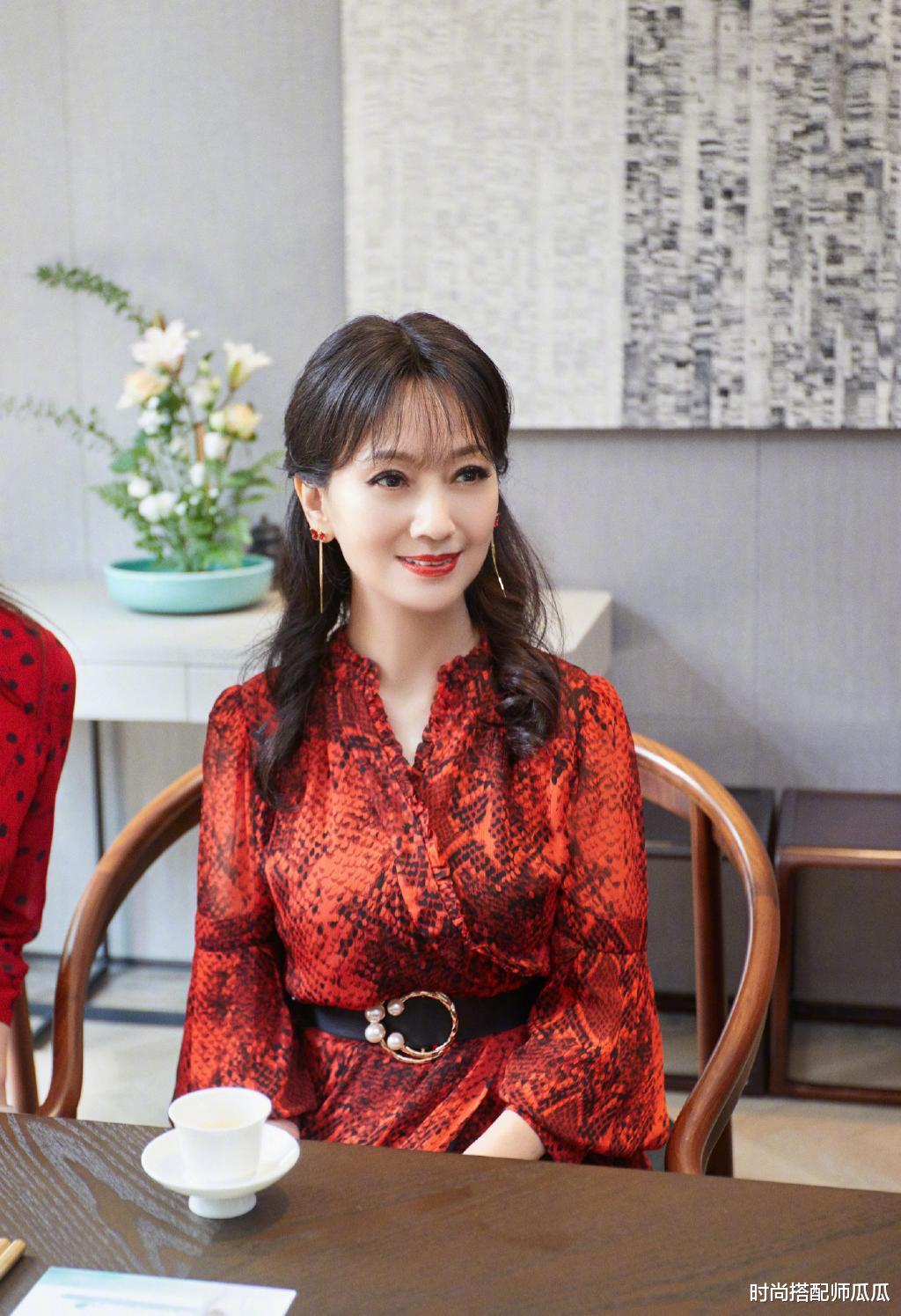 时尚搭配师瓜瓜|50岁女人尽量远离这“5种”发型，不仅大妈感十足，还特别显老