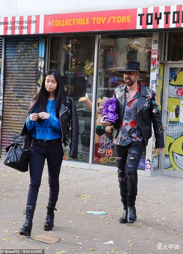 尼古拉斯·凯奇|57岁尼古拉斯·凯奇去购物，印花皮衣破洞裤，比26岁日本妻还绚丽