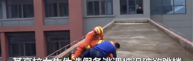 重庆高校女生伪造假条，被识破欲跳楼，知情人：有些人不配当导员