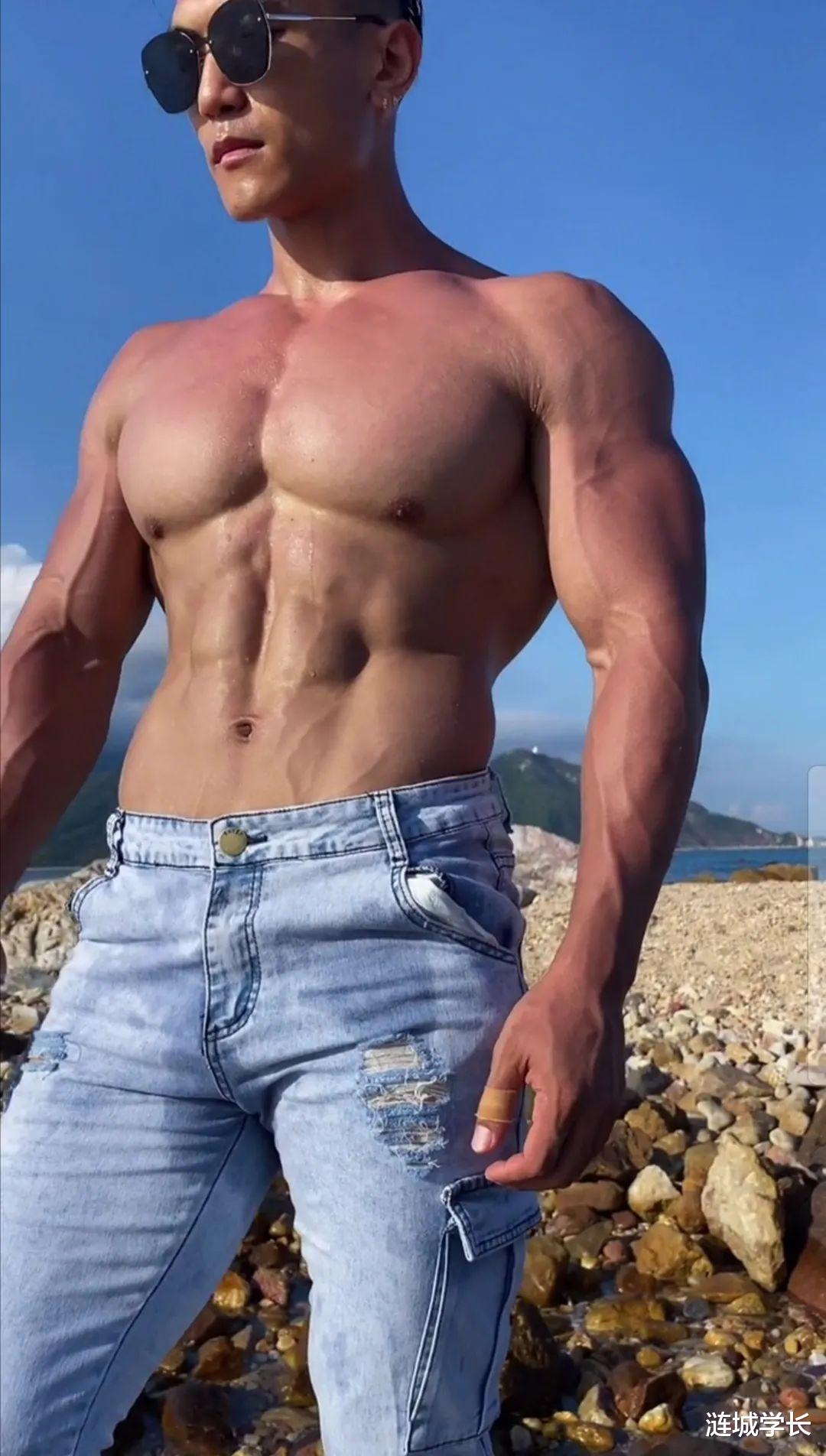 型男|这位戴墨镜的小车司机被扒到了，身材太劲爆了