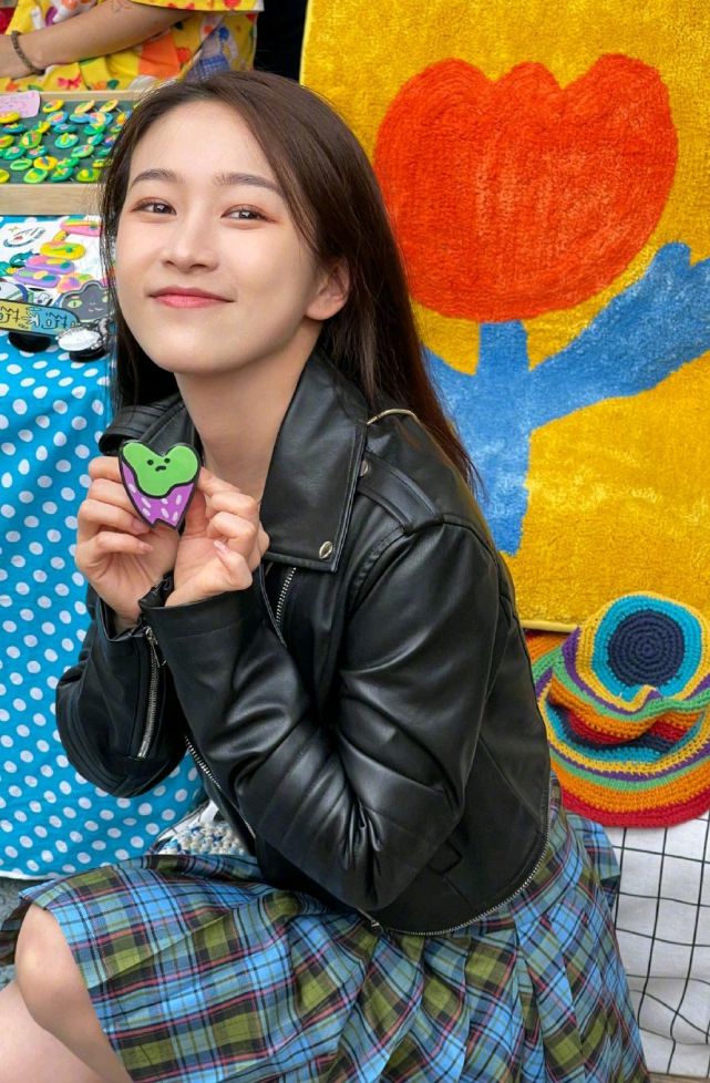 制服|还记得当年的“严莉莉”吗？如今30岁素颜穿JK制服，路人没认出！