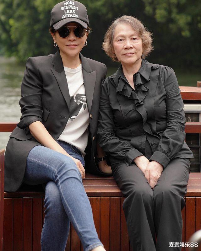 劉嘉玲帶75歲母親遊西湖，弟媳婦一頭紅發搶鏡，一傢人氣質真好-圖2