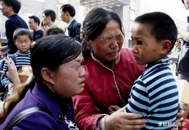 李舰智说历史 “母子俩”去饭店吃饭，儿子走前送给乞丐饮料，乞丐竟立马报警了