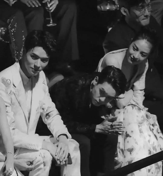 龚俊|龚俊换人宠了？给他倒酒，递甜品，反复说悄悄话，还一起快乐下班