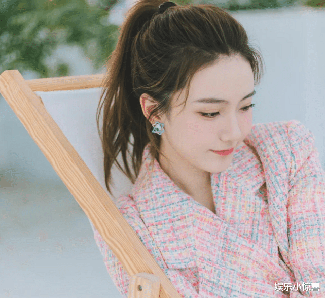 心动4|《心动4》洪成成男友曝光，皮肤白嫩手指纤细，刚过27岁生日