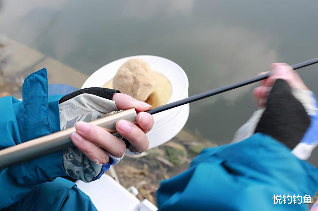 |到了钓场，发现鱼竿卡节了可咋整？我这个方法“徒手”就能修好