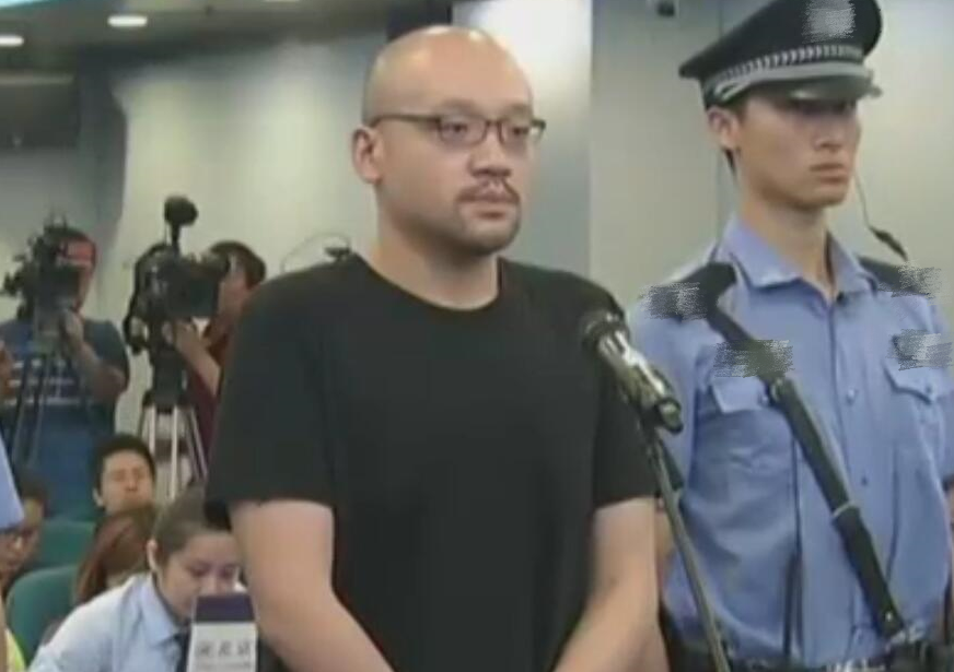 李代沫|33岁李代沫举3百斤杠铃，穿短裤露粗壮大腿，坐姿却内八显娇羞