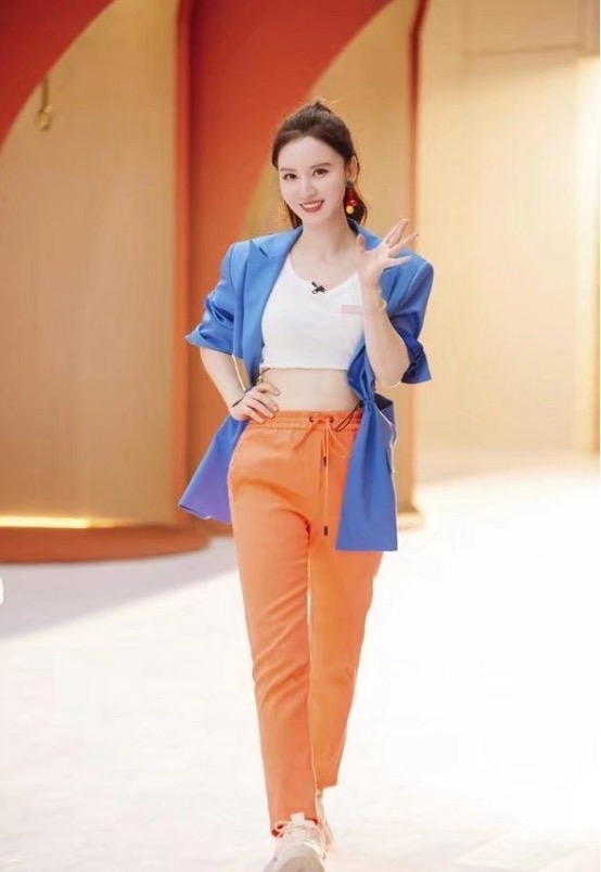 潮帮先生|张萌挺会赶潮流,走机场玩“内衣外穿”博眼球,老板娘真是洋气人