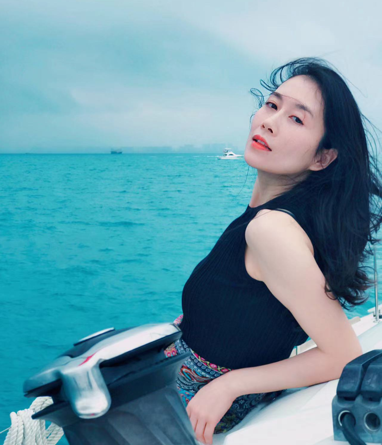 许佳琪|43岁温峥嵘隐婚对象疑曝光！两人亲密挽手养眼般配，深夜同回酒店