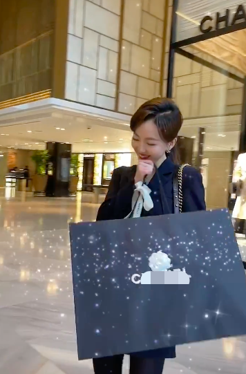 余声|主持人余声高调晒奢侈品，被批炫富后发文怒怼，否认老公是富豪