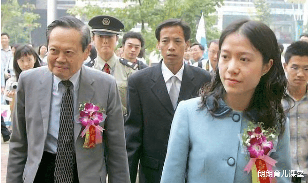 杨振宁|相差54岁的“爷孙恋”，99岁杨振宁精神抖擞，45岁妻子却尽显老态