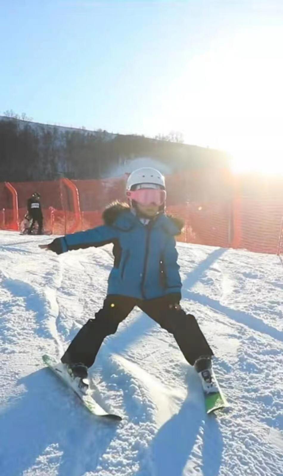 章子怡|章子怡再晒小女儿醒醒滑雪照，动作十分娴熟，显得格外的抢眼
