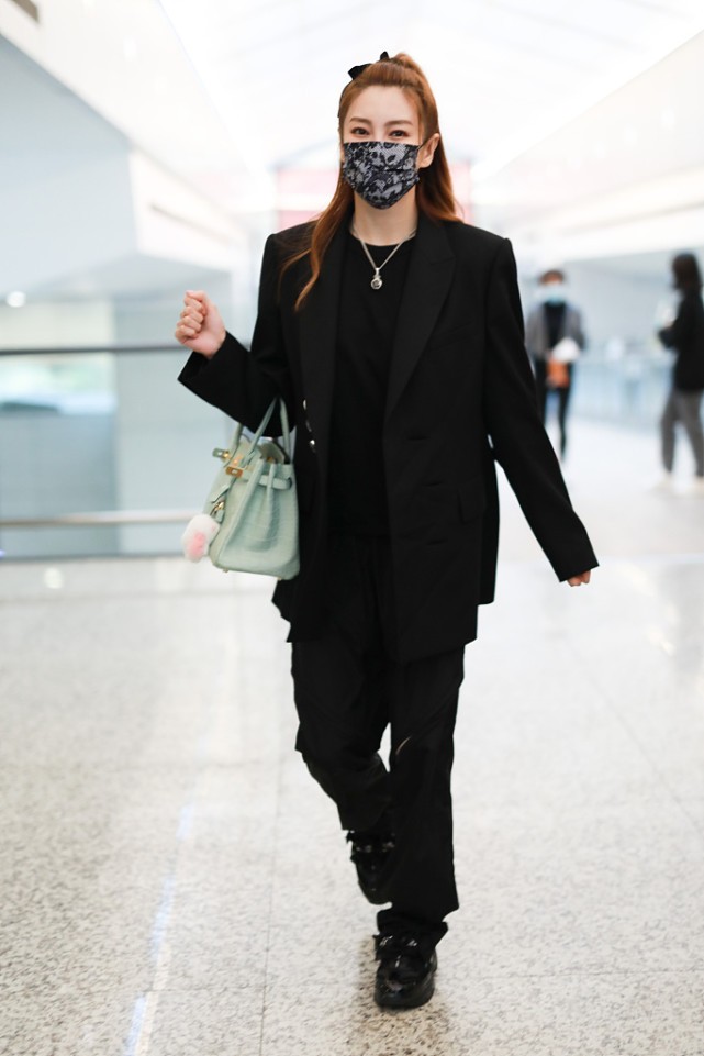 张雨绮|张雨绮不同于一般小花，领子都开到“胃”了还要穿，一点也不低俗