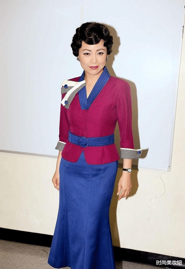 时尚美妆妞|邓萃雯越老越耐看，穿黑色背心配五分裤洋气又减龄，真不像55岁