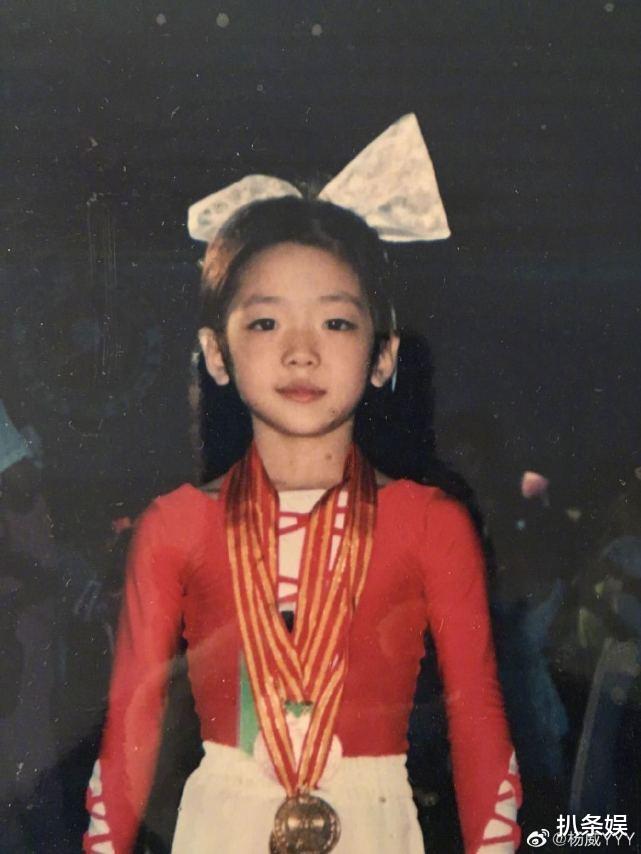 杨威|杨威儿子杨阳洋首携双胞胎妹妹走秀，欢欢乐乐开心跳舞，漂亮又自信