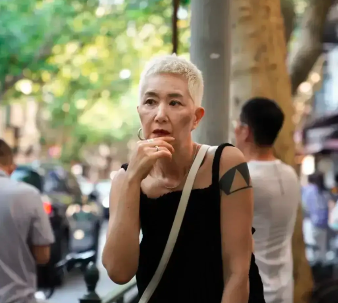 萱爸育儿经|70岁奶奶将衣服穿出少女感，网友甘拜下风：20岁的我都没她潮