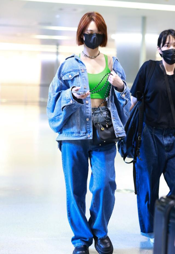 杨丞琳|杨丞琳拥有娃娃脸任性，穿一身牛仔套装走机场，少女感扑面而来