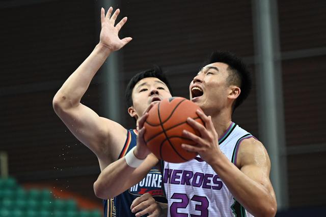山东男篮|他与山东男篮签下5年顶薪合同，如今沦为替补，自称真的在努力