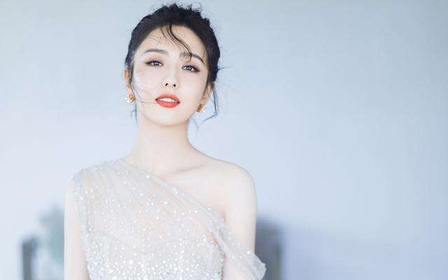 戒指|“跨行达人”佟丽娅：文代会穿两万上衣站C位，主持春晚引争议