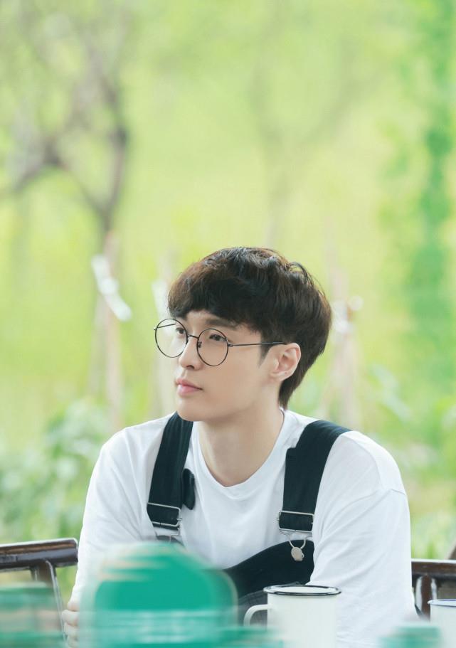 张艺兴|张艺兴趴在张子枫身边被嘲，镜头切至全景，粉丝纷纷道歉说对不起