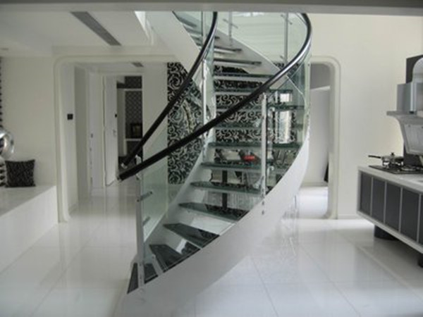 牛人|牛人楼梯的设计太赞了，二楼卧室在半空，犹如天上人间！