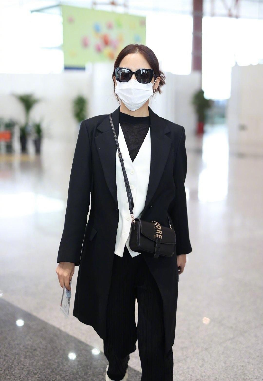 八只爪的猫 身材好真任性，辛芷蕾内搭的连衣裙比西装还“短一截”，惊艳全场