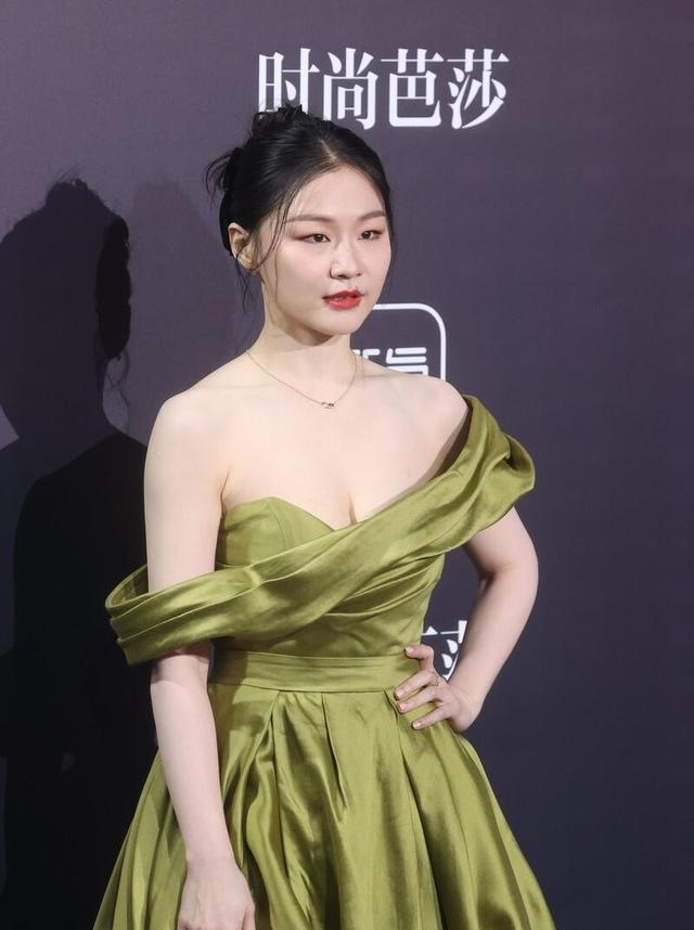 懒美人时尚|金靖穿高开叉抹胸礼服,有颜有肉性感迷人,身材饱满吸睛