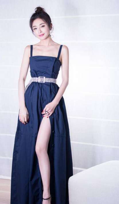 八只爪的猫|钟镇涛女儿庆生,一袭吊带裙真时尚
